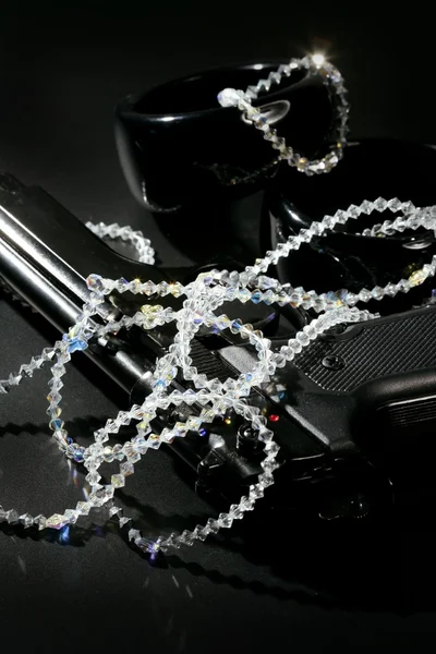 Pistola y joyas sobre negro, imagen clásica de la mafia — Foto de Stock