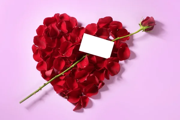 Pétalos de rosa roja en forma de corazón, espacio de copia nota en blanco —  Fotos de Stock