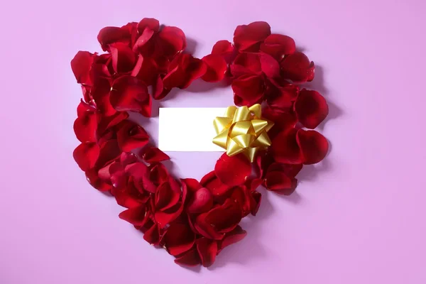 Petali di rosa rossa a forma di cuore, copia spazio nota vuota — Foto Stock