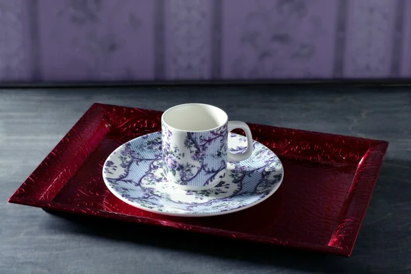 Filiżanka herbaty wiktoriańskiej, czerwony zasobnik, tapeta tło — Zdjęcie stockowe