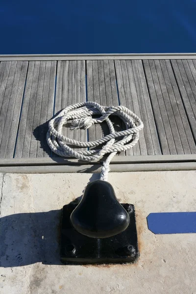 Madeira de teca de amarração de linha redonda marinha — Fotografia de Stock