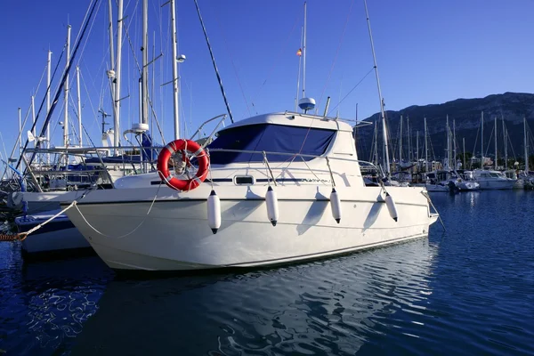 Barco a motor em azul marina mediterrânica — Fotografia de Stock