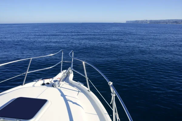 Boot boog, Yacht vakantie op de blauwe oceaan — Stockfoto