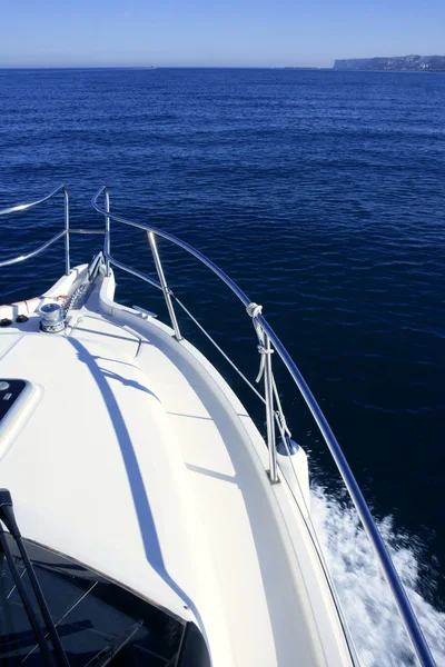 Barco arco, yatch férias no oceano azul — Fotografia de Stock