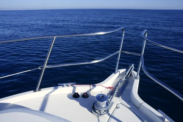 Fiocco barca, vacanza yatch sull'oceano blu — Foto Stock