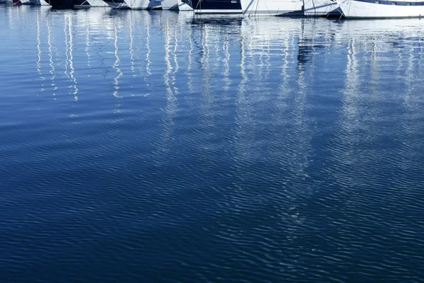 Sailboat blurred mast reflexion on the marina — Stock Photo, Image