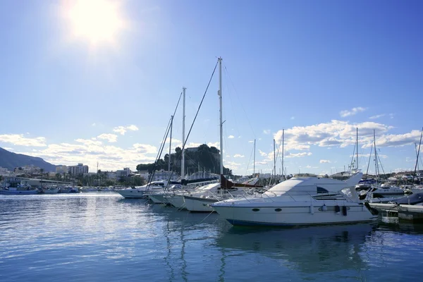 Marina bonita, veleiros e lanchas — Fotografia de Stock