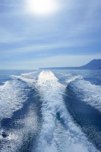 Łódź biały ślad na morze niebieski ocean — Zdjęcie stockowe