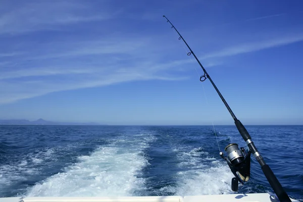 Canna da pesca e mulinello in barca, pesca nell'oceano blu — Foto Stock