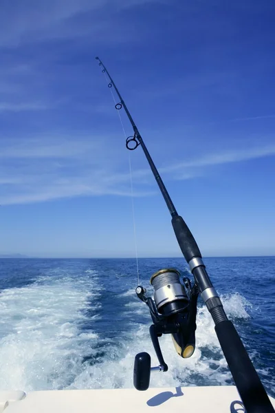 Canne à pêche et bobine sur le bateau, pêche dans l'océan bleu — Photo