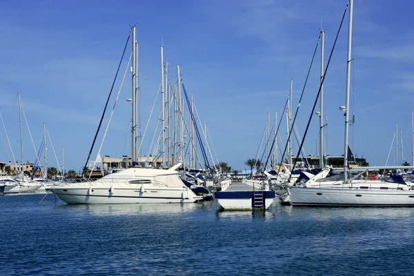 Marina bonita, veleiros e lanchas — Fotografia de Stock