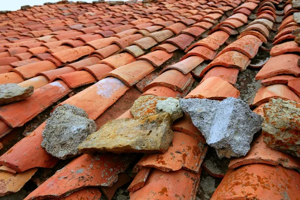 Telhas velhas envelhecidas telhado árabe de argila vermelha — Fotografia de Stock