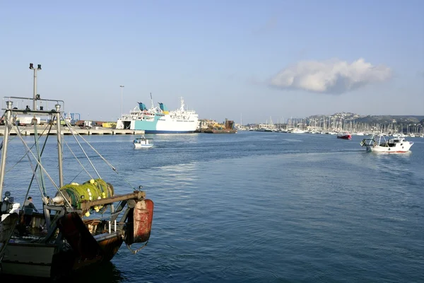 Pescador e porto de carga no Mediterrâneo — Fotografia de Stock