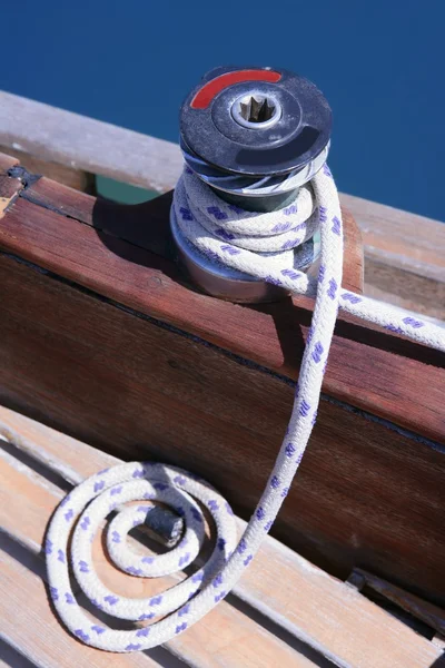 Corda marinha e guincho sobre deck de madeira — Fotografia de Stock