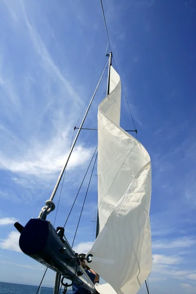 Sailor in sailboat rigging the sails — Stock Photo, Image