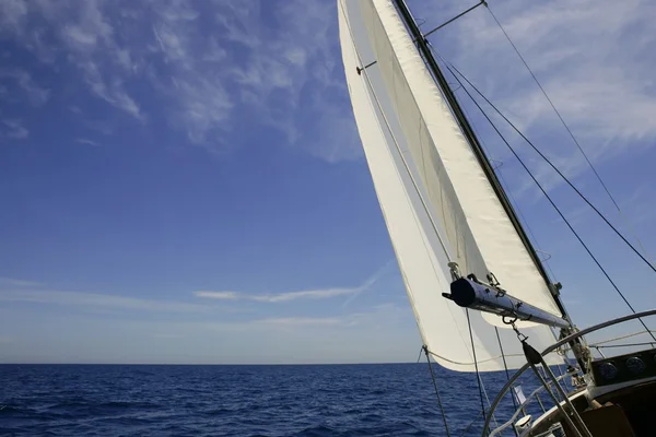 Парусник, плывущий синим морем в солнечный летний день — стоковое фото