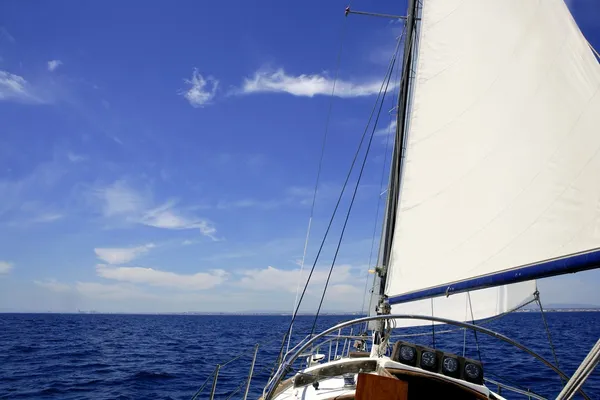 Plachetnice plachetní modré moře na slunečný letní den — Stock fotografie