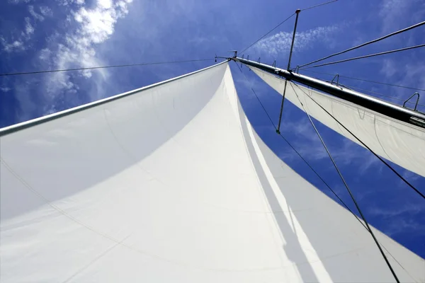 Barca a vela vela blu mare nella soleggiata giornata estiva — Foto Stock