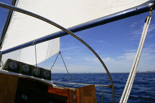 Zeilboot zeilen blauwe zee op zonnige zomerdag — Stockfoto