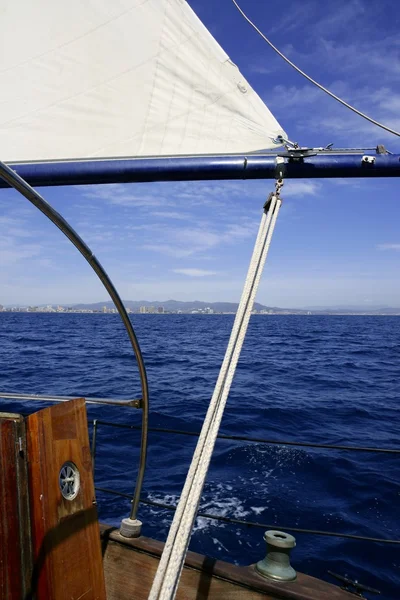 Segelbåt segling blå havet på solig sommardag — Stockfoto