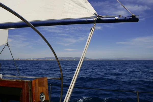 Yelkenli yelken mavi deniz güneşli yaz gününde — Stok fotoğraf