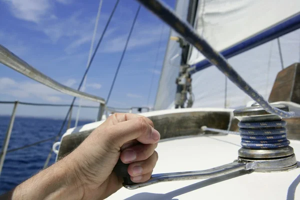 Blå sommar vatten och himlen i en segelbåt — Stockfoto