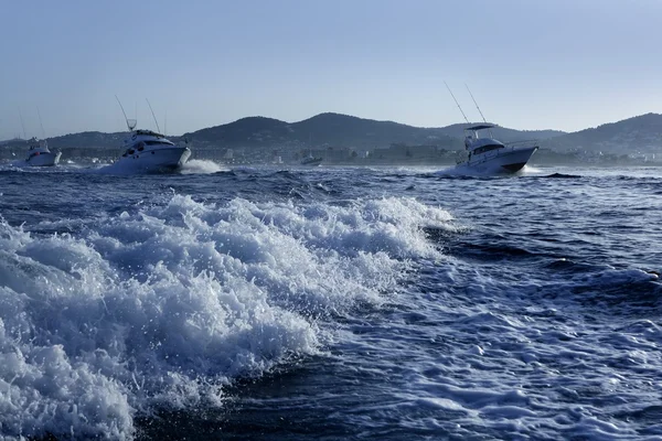 漁船は大きな試合で青い夏の朝 — ストック写真