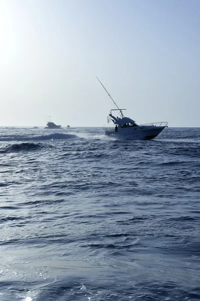 Barco de pesca en un gran juego de verano mañana azul — Foto de Stock
