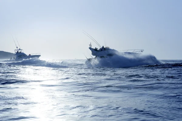 Barco de pesca em um grande jogo verão manhã azul — Fotografia de Stock