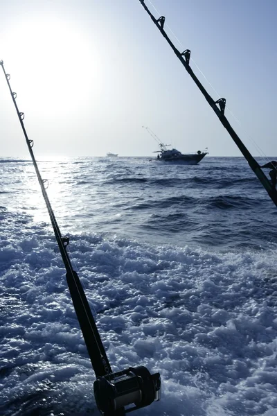 Bateau de pêche bleu méditerranéen canne et bobines — Photo