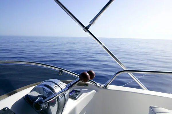 Barco no mar Mediterrâneo iatismo azul — Fotografia de Stock