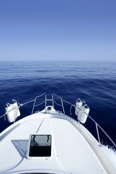 Barca sul blu del Mediterraneo yachting — Foto Stock