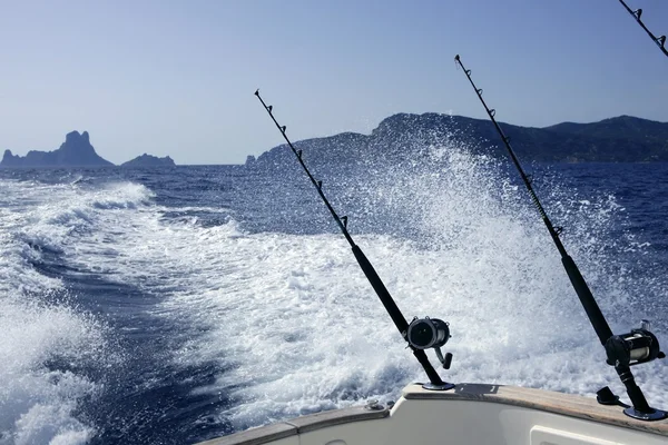 Blå Medelhavet fiske båt spö och rullar — Stockfoto