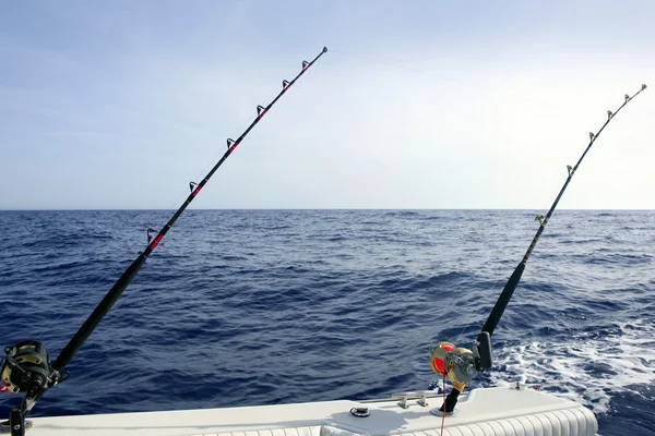 蓝色地中海捕鱼船杆和角子机 — 图库照片