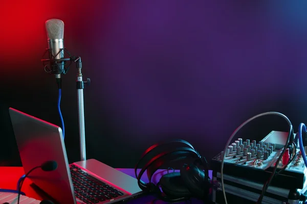 Mikrofon i natt färgglada ljus — Stockfoto