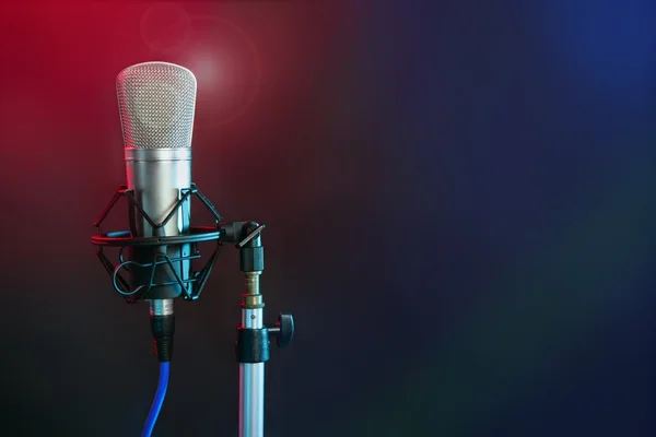 Microfone na luz colorida da noite — Fotografia de Stock