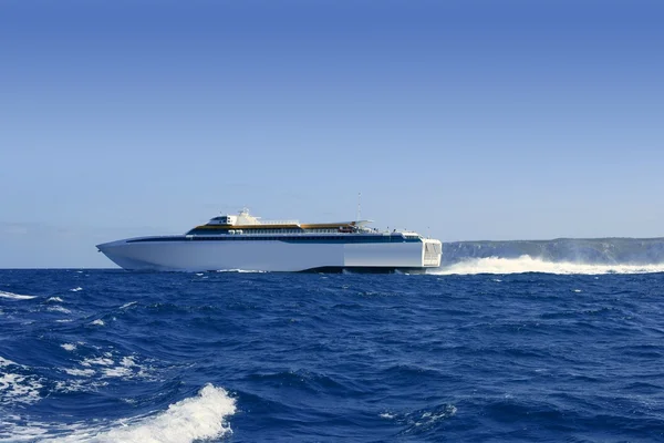 Balearen snelheid ferry op blauwe zee — Stockfoto