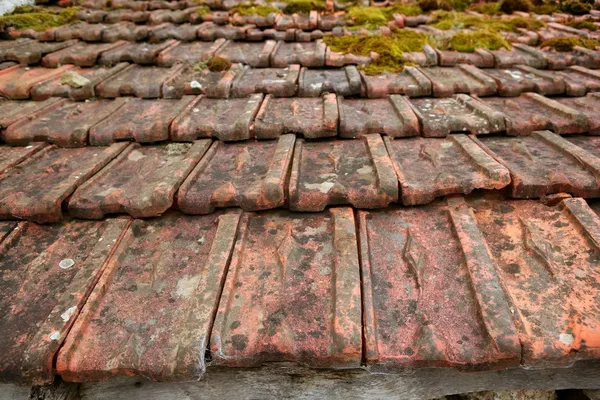 Tuiles d'argile de toit vieilli grunge architecturale — Photo