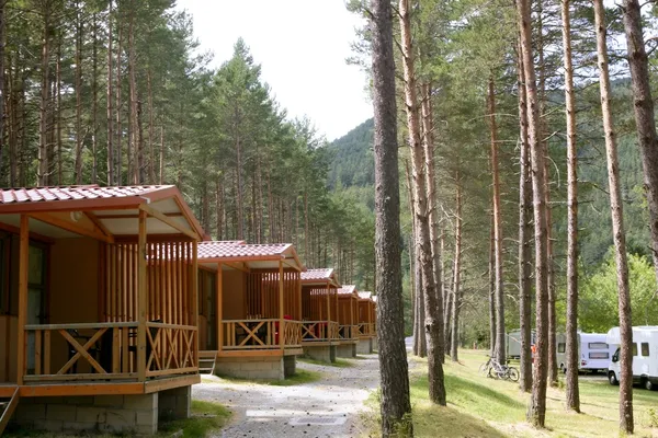 Cabanas de madeira de floresta em um acampamento de montanha — Fotografia de Stock