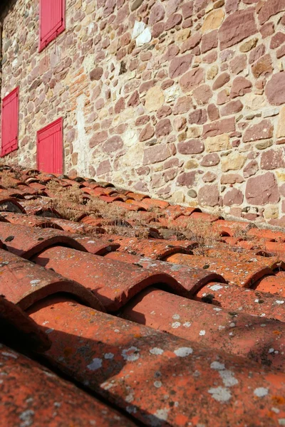 Tuiles d'argile de toit vieilli grunge architecturale — Photo
