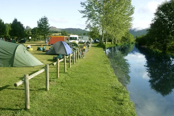Camping campo de tenda sobre grama verde — Fotografia de Stock