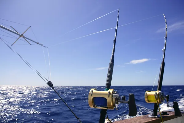 Big game łodzi rybackich w głębokich warstwach morza — Zdjęcie stockowe