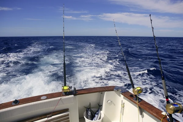 Big game łodzi rybackich w głębokich warstwach morza — Zdjęcie stockowe