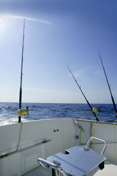 Barco pescador pesca de altura en agua salada — Foto de Stock