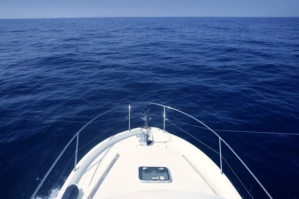 Bow of yacht white boat cruing the blue sea — Stock Photo, Image
