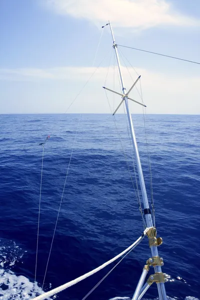Blå hav med outrigger fiskerbåd udstyr - Stock-foto
