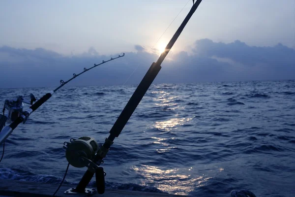 Рыбалка на большой лодке в глубоком море — стоковое фото