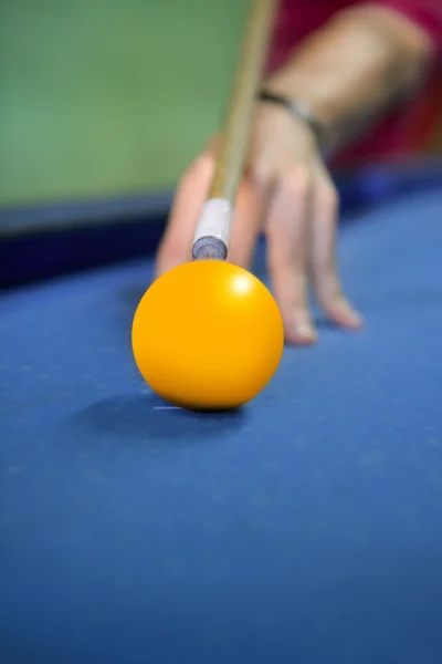 Biljard gul boll spelaren innehar cue — Stockfoto