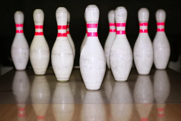 Riflessione fila bolo bowling sul pavimento in legno — Foto Stock