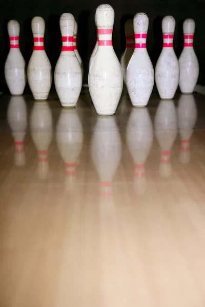 Bowling Bolus Reihe Reflexion auf Holzboden — Stockfoto